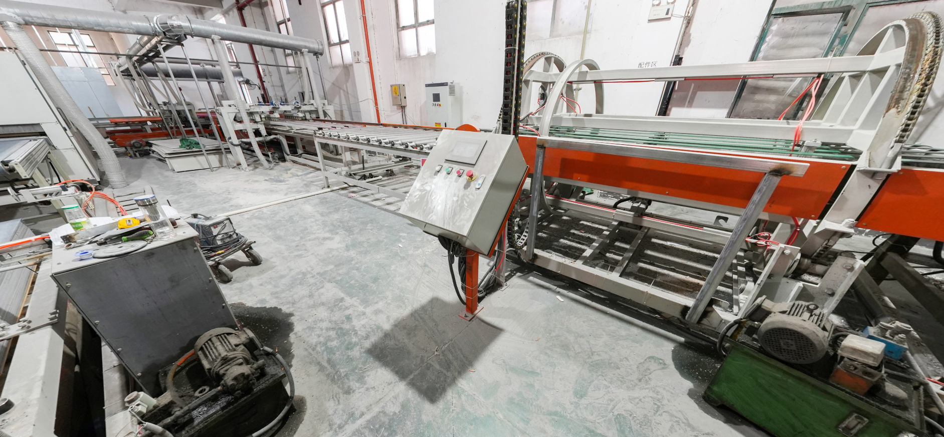 Board line equipment and roller conveyors in the workshop