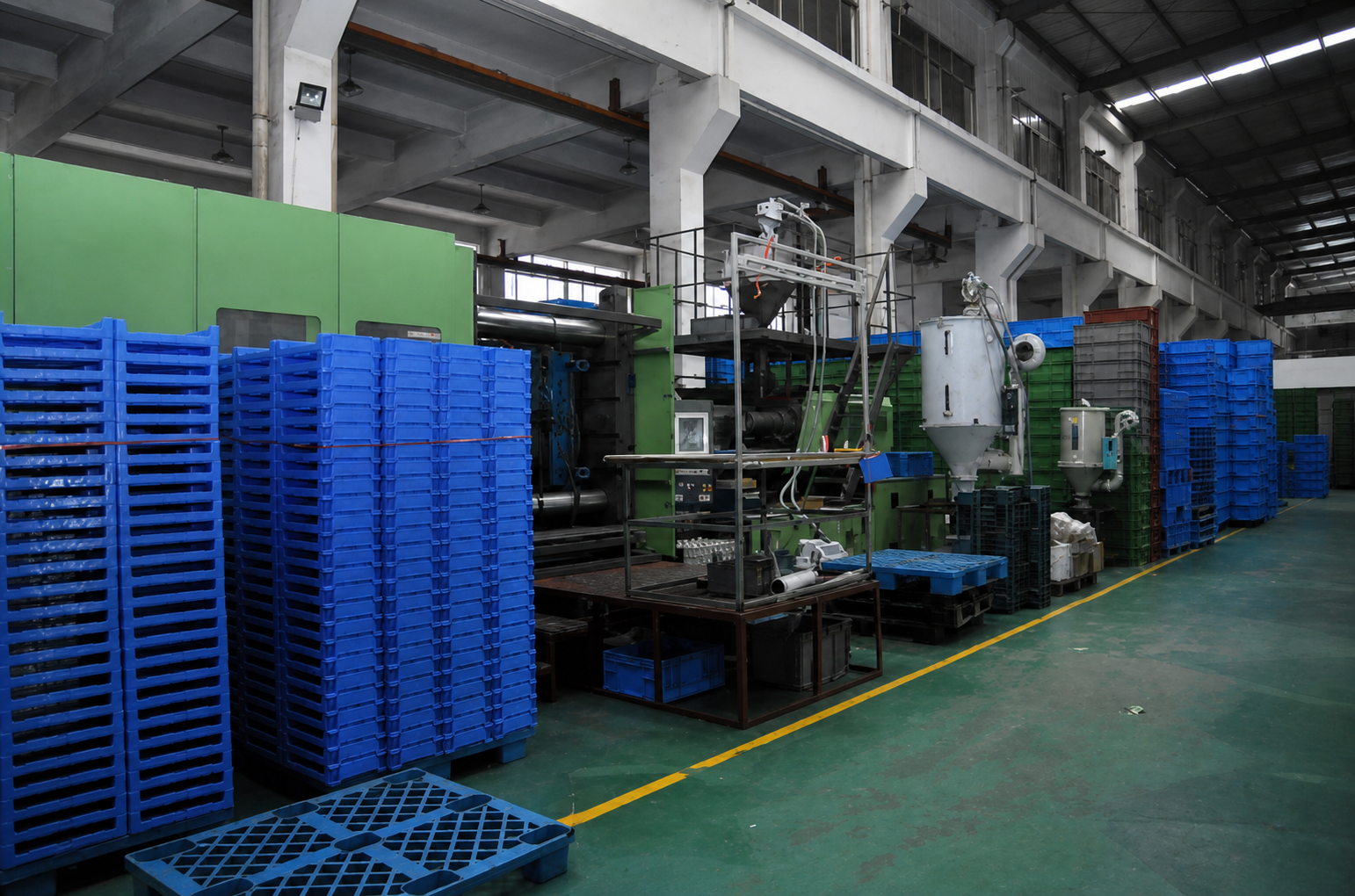Injection-moulding workshop floor with production equipment