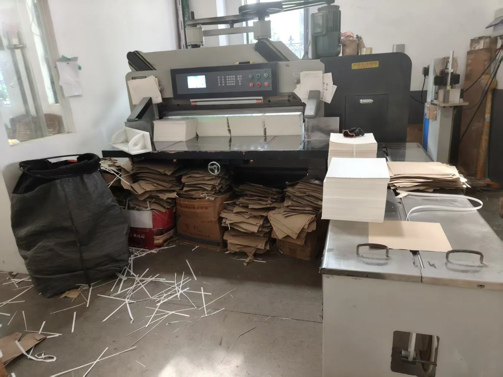Sheet cutting station