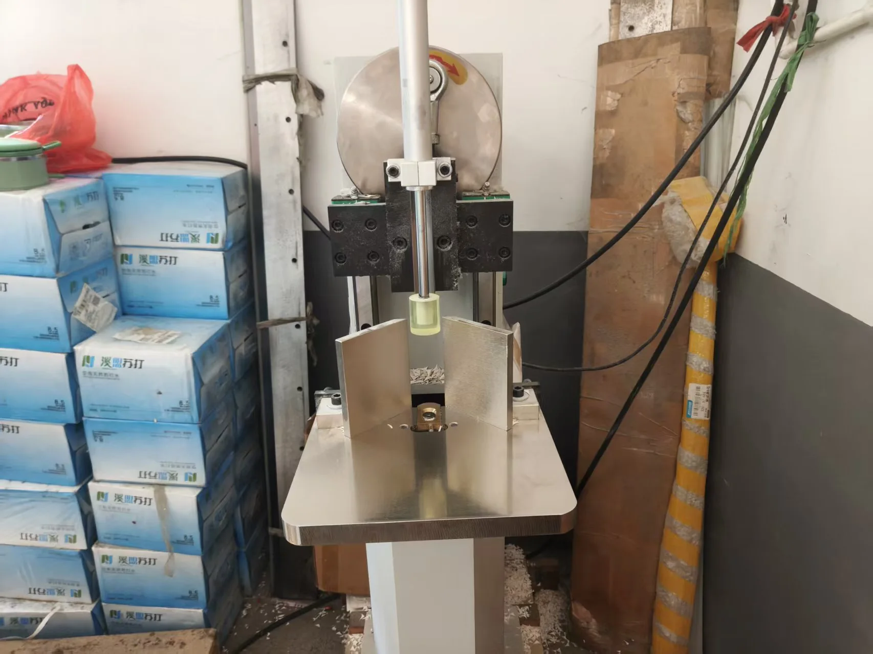 Small cutting station