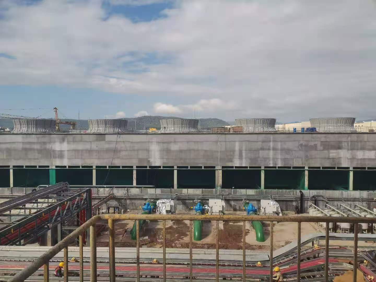 Large cooling installation in an industrial setting
