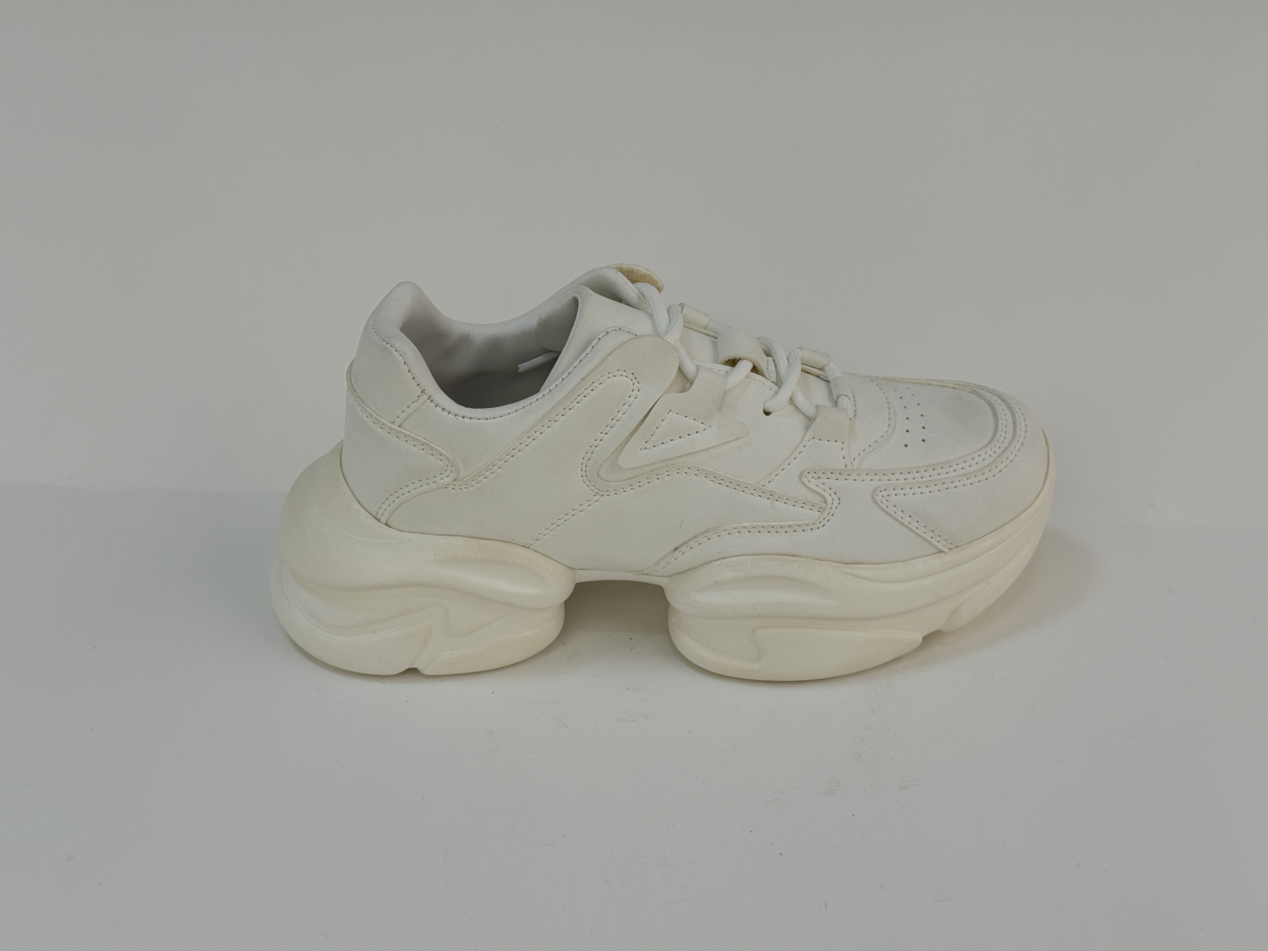 Women's White Casual Sports Shoes, customer-supplied catalogue photograph