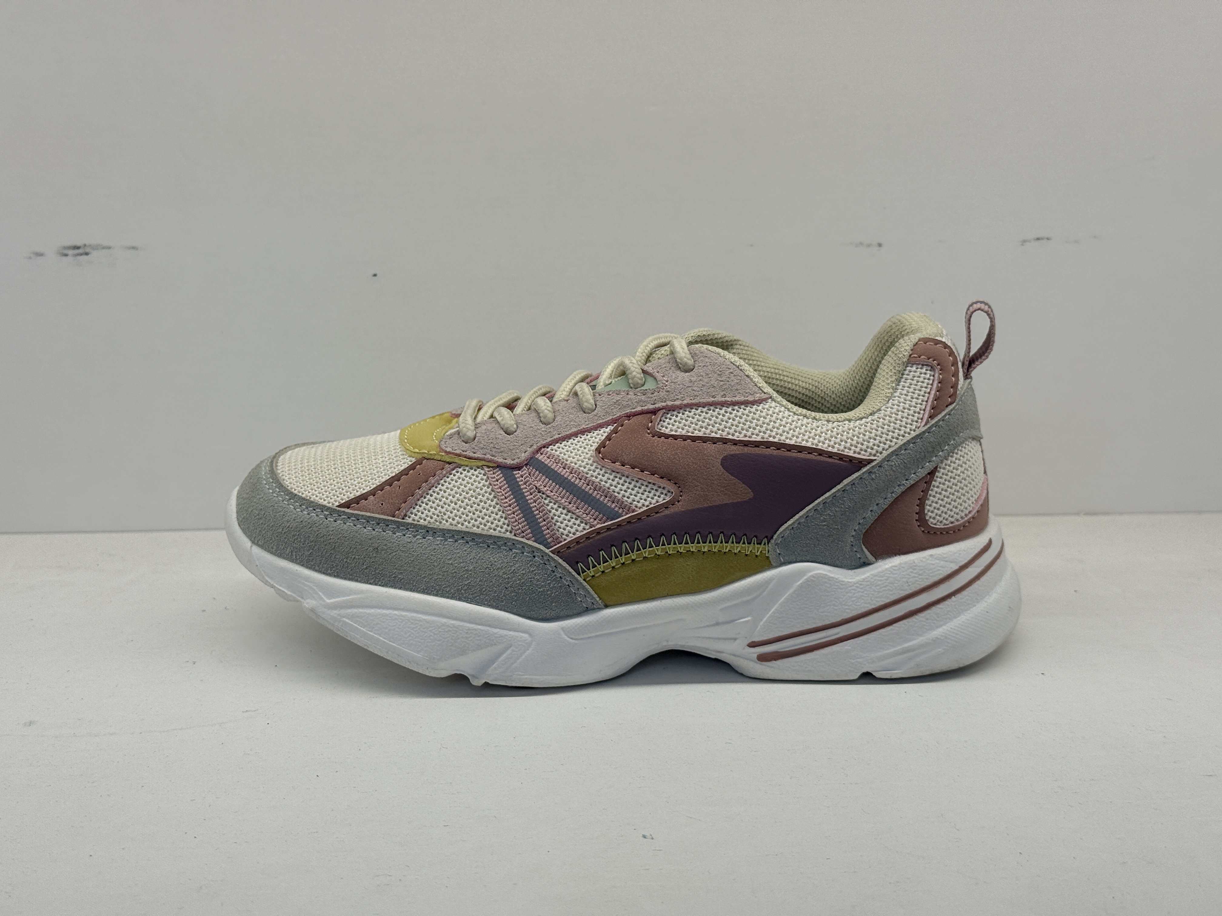 Children's Color Sports Shoes, customer-supplied catalogue photograph