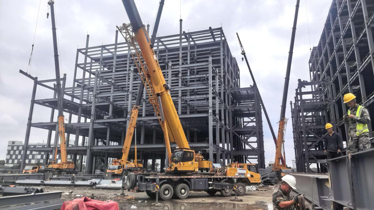 Steel structure work at the Shanghai Pudong Cable project