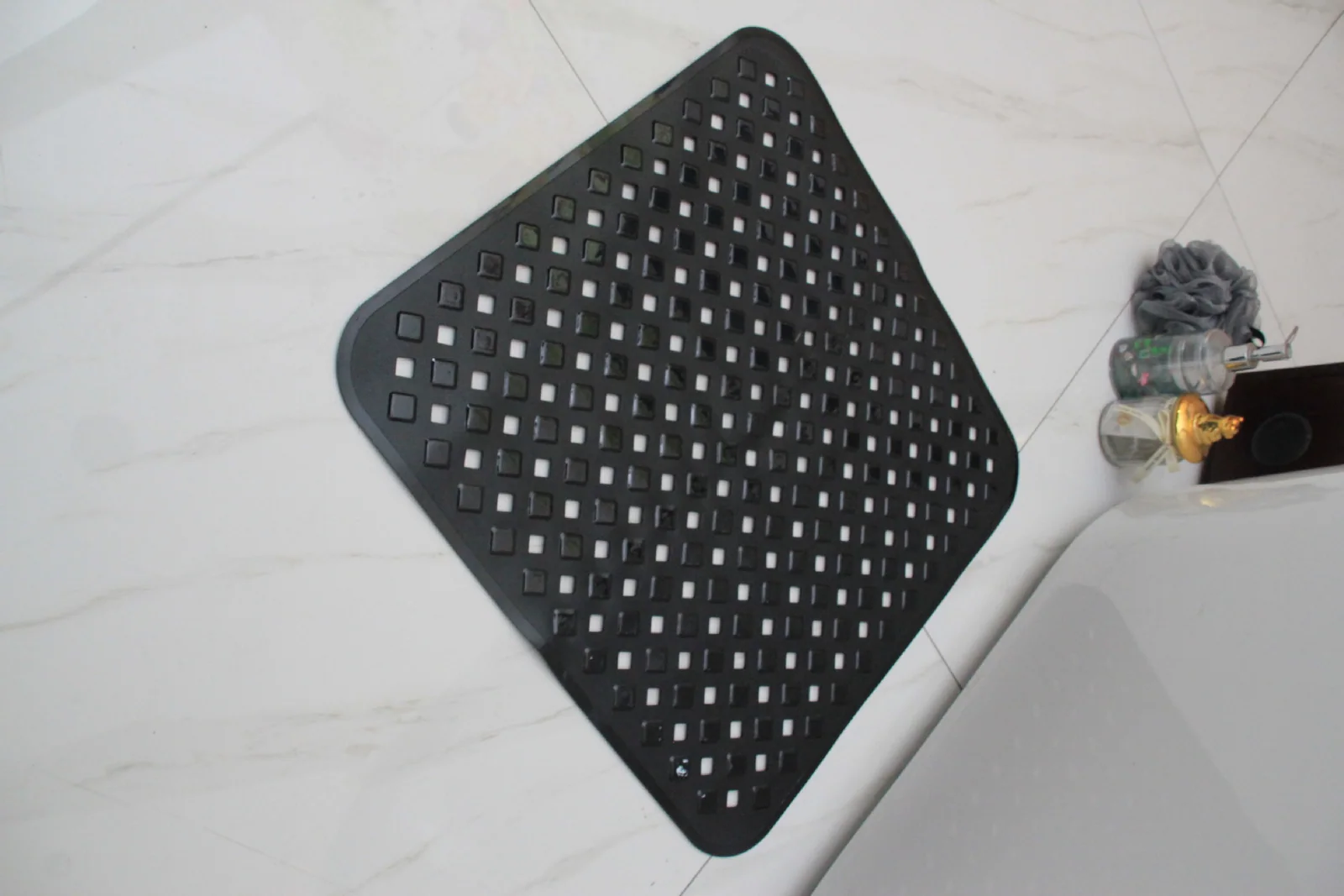 Hot Sale Latest Modern Design Geometric Pattern 53*53 Non-Slip Bath Bathtub Mat PVC Square Strong Suction Cup Drain Hole