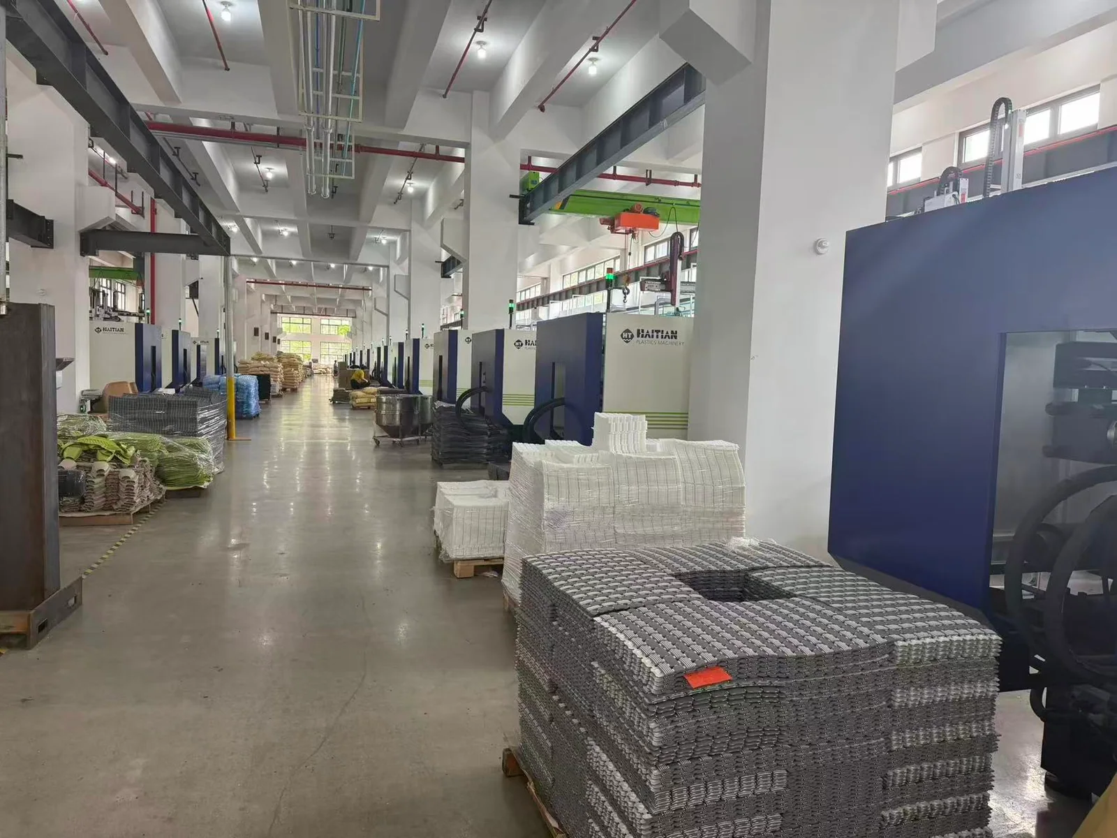 Injection molding equipment and mat components inside the JIAJIELI factory