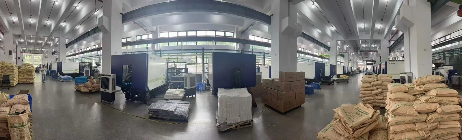 Panoramic view of injection molding equipment inside the JIAJIELI factory