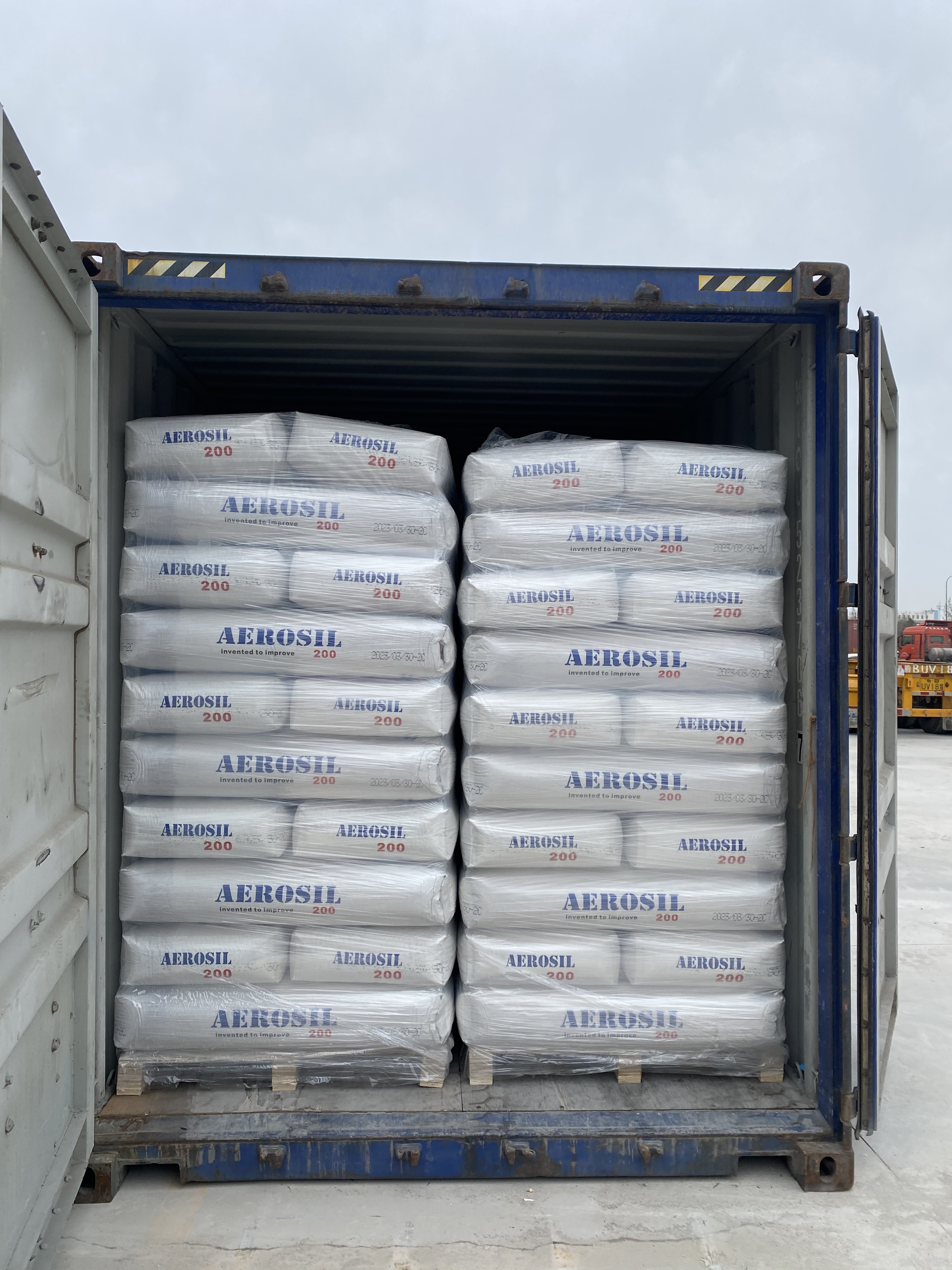 Container loading arrangement for packed materials