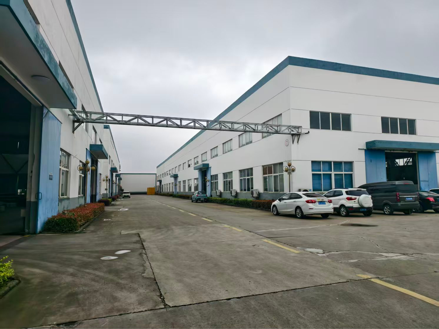 Customer-supplied company photograph 09